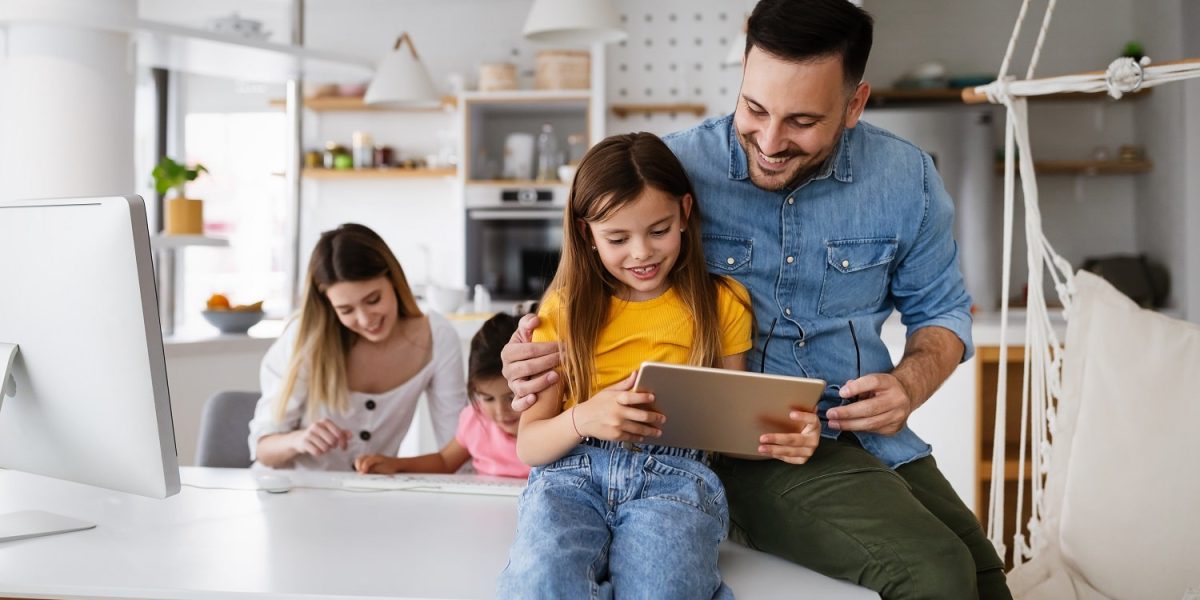online-school-technology-family-concept-happy-p-2022-01-18-23-34-19-utc-min.jpg